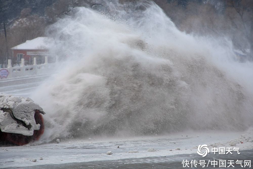 雪浪滚滚 吉林市北山风景区清雪场面壮观