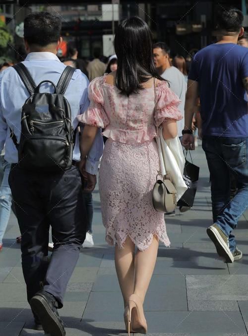 裙子|粉色系半身裙，搭配飘逸上衣，优雅中带一点性感女神范