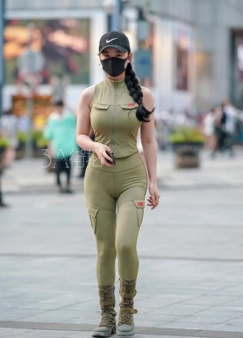 街拍：美女紧致修身的穿搭给人一种绝对的力量感，干练有型
