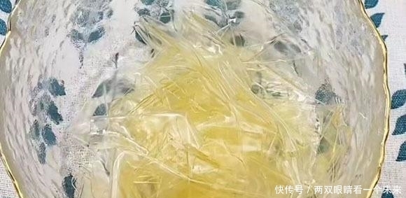 气温回暖了,这款甜品我家最近常吃,无需烤箱,熬一熬放凉就能吃