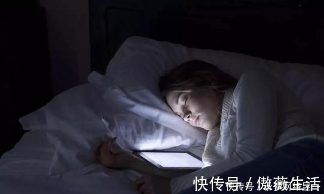 睡觉时间|常常失眠的人,尽量远离3个饮食习惯,常喝1“水”,或有助睡眠