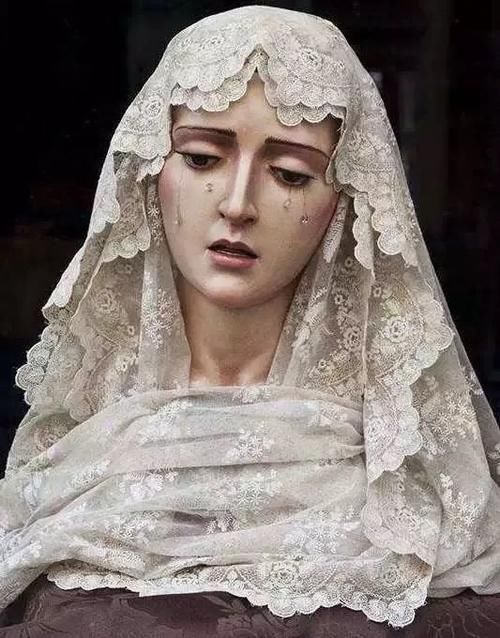 时装周后台的秘密：模特的高级感都是“妆”出来的？