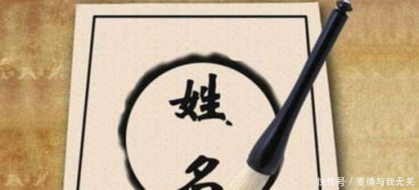 同学们|女孩随妈妈姓,同学好奇追问为啥不跟爸爸姓,孩子:看看我爸姓啥