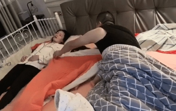 袄子|“女儿是亲生的,妈妈是送货的”,爸爸为女儿VS为媳妇盖被子火了