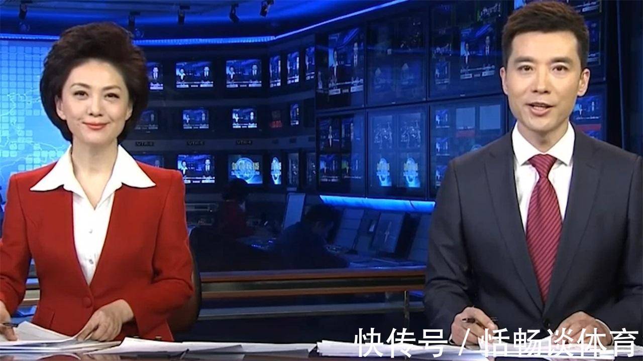 稿子|《新聞聯(lián)播》主持人為什么要低頭看稿?他們手里的紙是干嘛用的?