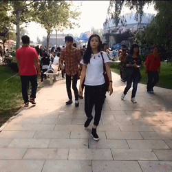 |搞笑GIF:买个儿童玩具用不着这么激动吧