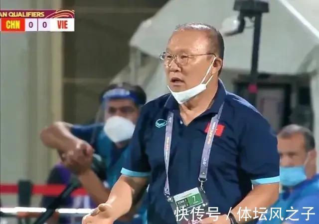 越南|输给了国足,越南主帅遭到巨大质疑,越南球迷对他高薪感到不满