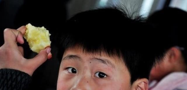 一个果|2岁宝宝突然“尿血”,妈妈哭着去医院,医生:这东西别给孩子吃