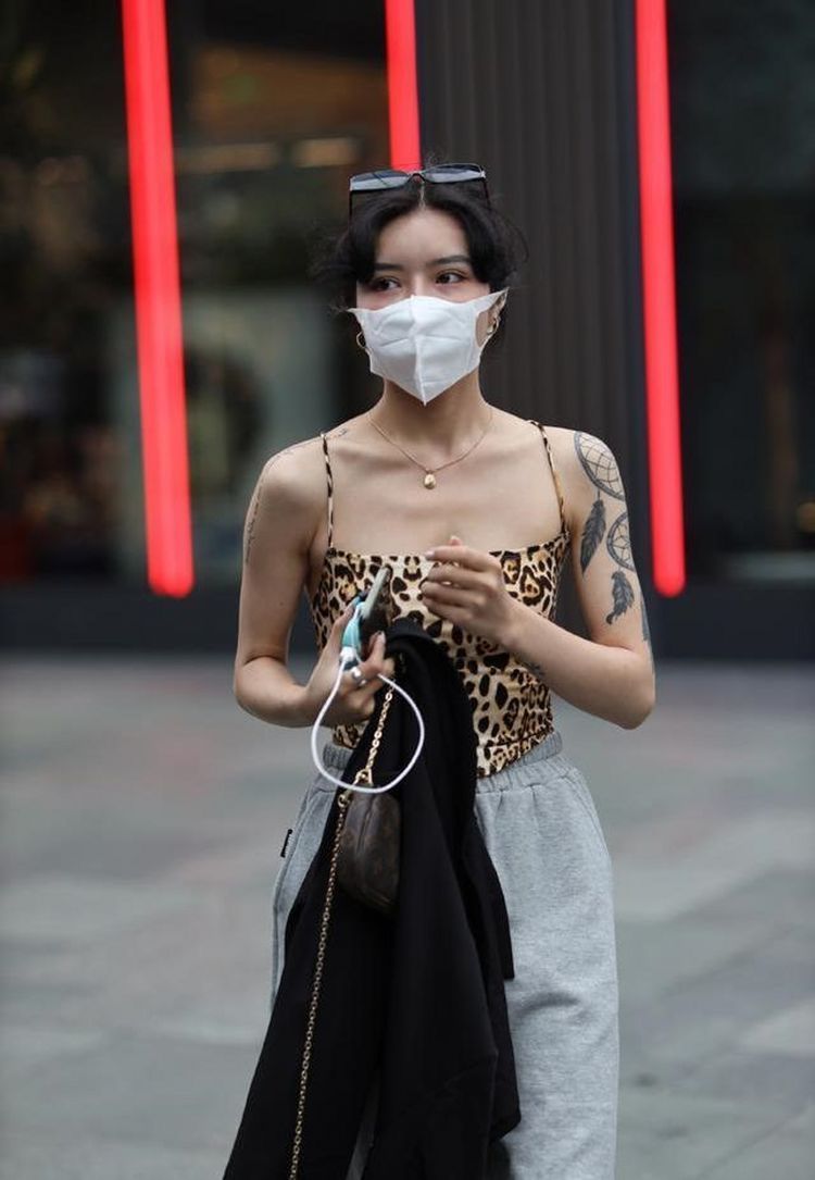 小姐姐|路人街拍,利用了颜色的优势,充满了修身的效果