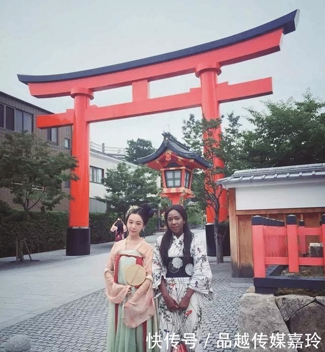 中国女孩在日本穿“汉服”上下班,当地人:简直和仙女一般!