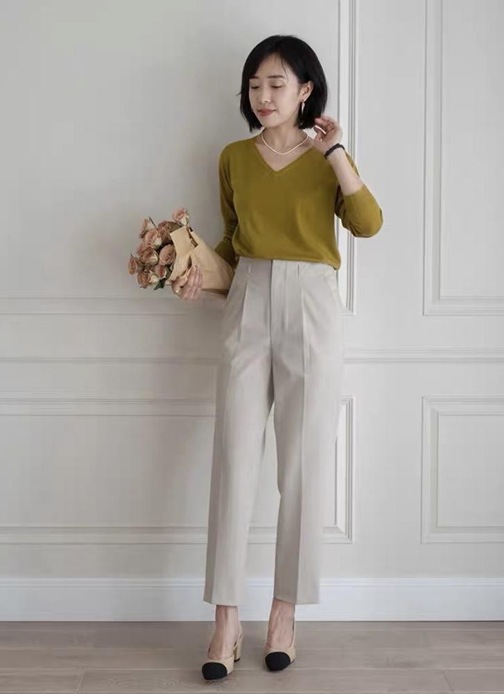 大衣|40+的女人秋冬怎么穿才减龄?毛衣+西装裤干练时髦,保暖又舒适