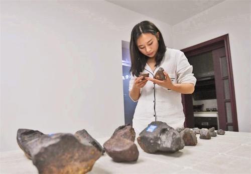 宇宙 “陨石”为什么如此昂贵?90后幸运儿杨可欣,5年捡400公斤陨石
