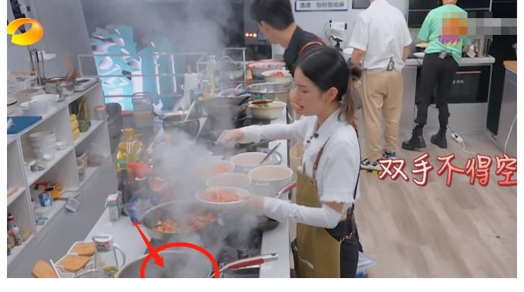 黃曉明|千萬(wàn)不能讓黃曉明下廚，廚房都差點(diǎn)燃起來(lái)了，嚇壞了周也！