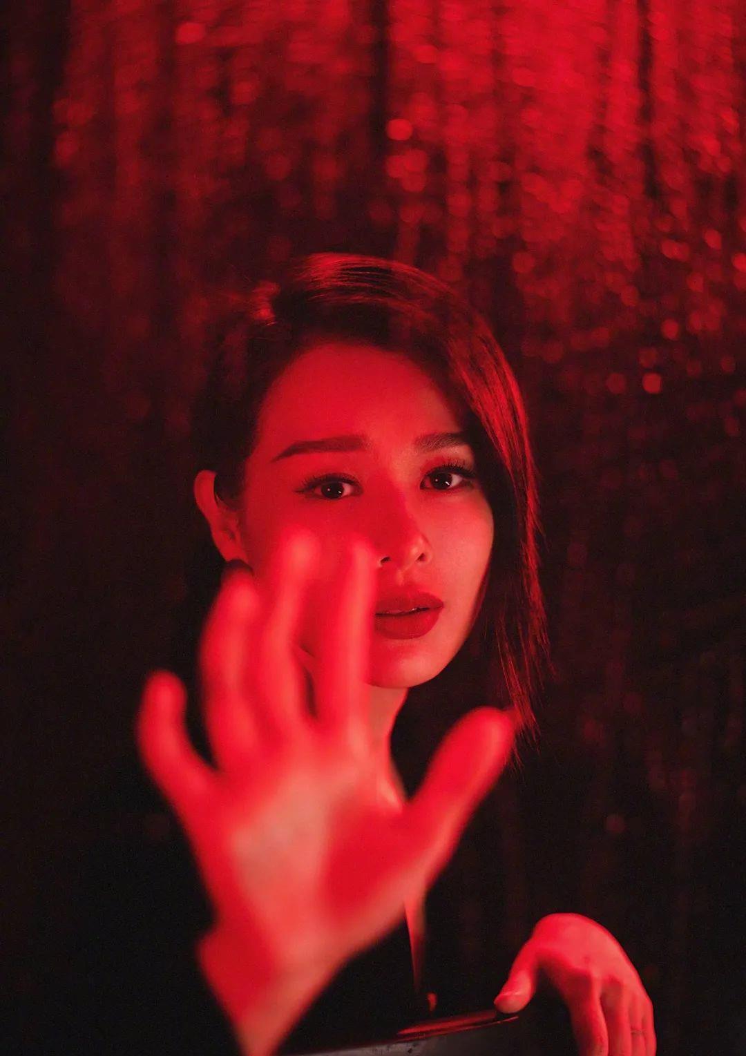 港姐|“最丑港姐”用20年逆袭:甩掉花花公子后,她靠自虐爆红!