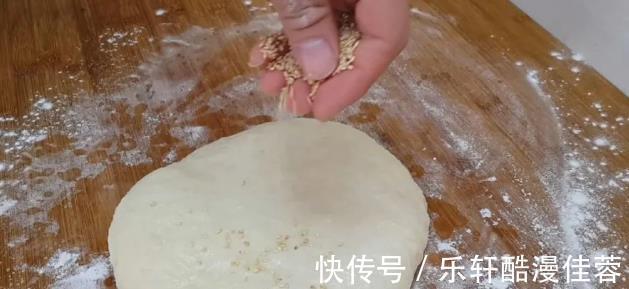 做法|小小芝麻发面饼的简单做法，半袋牛奶来帮忙，营养丰富吃不腻