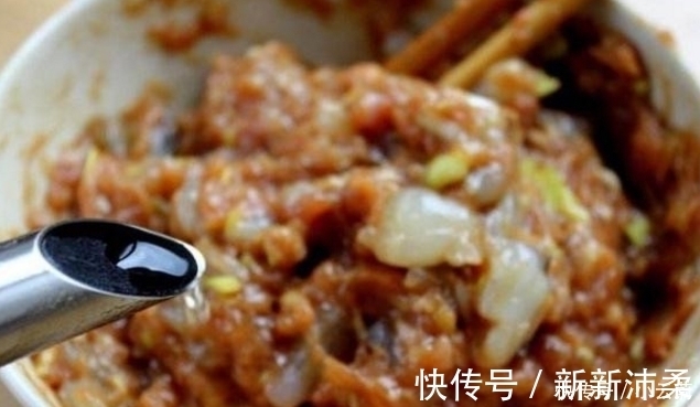饺子馅|拌饺子馅，很多人不懂先放盐还是先放油，难怪饺子不好吃！