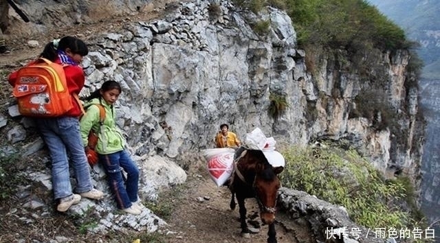 中年|一个坐落在悬崖上的村落,已经数百年历史,不少村民一生没下过山
