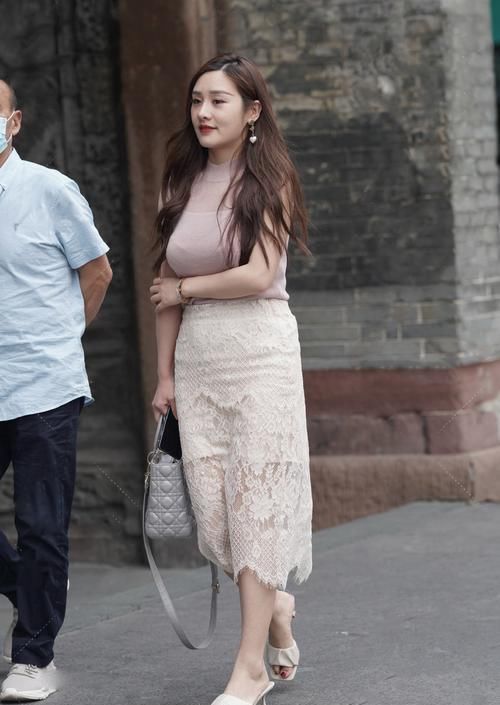 小姐姐 别被时尚左右，穿过膝蕾丝裙来打造优雅造型，美出自信感
