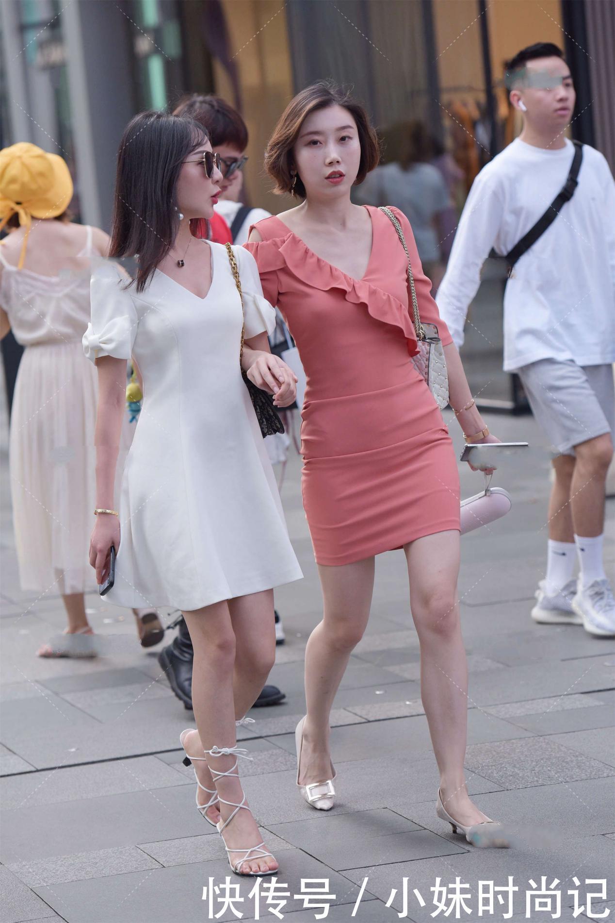 裙子|街拍:白裙简单自然, 粉裙时尚精致, 不同颜色传达不同风格