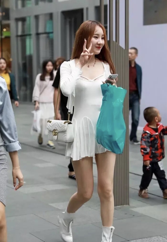 清纯 纯白连衣裙的清纯穿搭，恰如荷叶罗裙一色裁，芙蓉向脸两边开