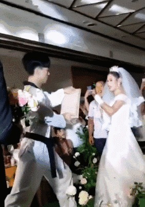 |搞笑GIF:今天视察老婆工作,我只能薅你的头发了