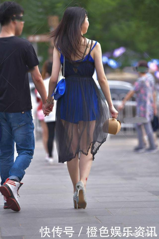 女生|时尚女生真会穿,连衣短裤外搭黑色纱裙,轻盈舒适又雅致