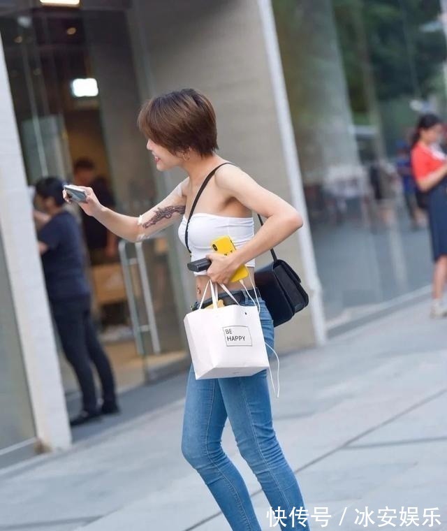 白色t恤 短发美女的新造型,白色T恤搭配牛仔裤,尽显青春活力