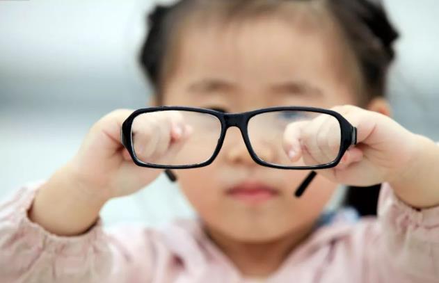 电子产品|3岁女孩双眼近视1000度!眼科医生常吃3物,度数不涨反降!