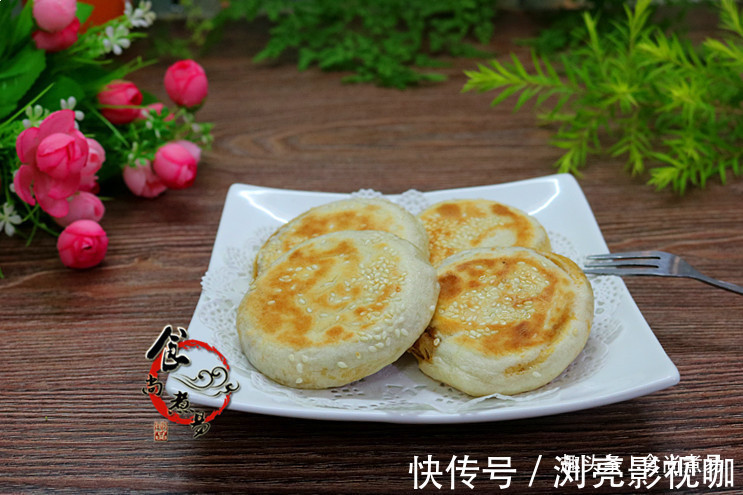 面团|半碗面粉加一勺酱，快速做一锅香喷喷的煎饼，好配方收起来