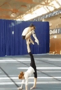 |搞笑gif:姑娘,你们这是练习了多久,配合的这么默契