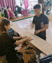 |搞笑GIF:看着不像意外的一出交通意外,给面包车量身定做的吧!