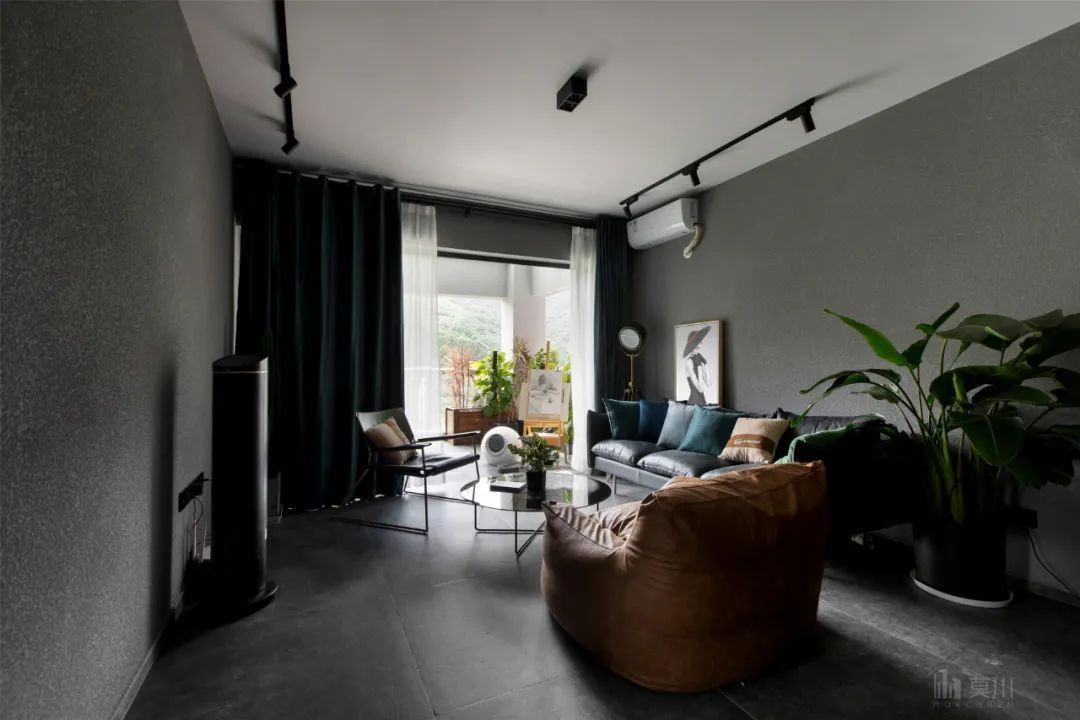 绿植|99㎡现代工业风，85后女神的家，满屋高级灰，绿植清新点缀