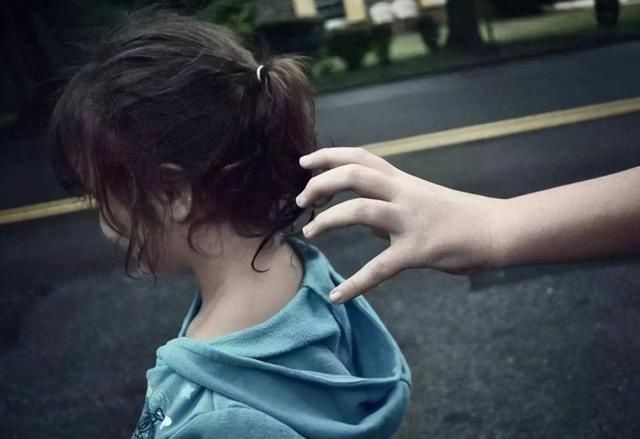 艾莎公主|5岁孩子被人贩子拐走,一小时后找到,父母差点不认识,多亏了鞋