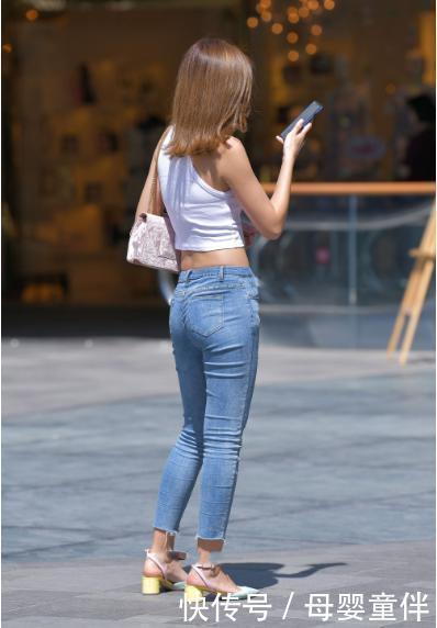 吊带|白色挂脖式吊带搭配蓝色牛仔裤,简单大方,随意自然