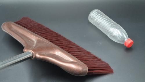 扫把上套个塑料瓶,放在家里特别实用,一年能省不少钱,涨知识了