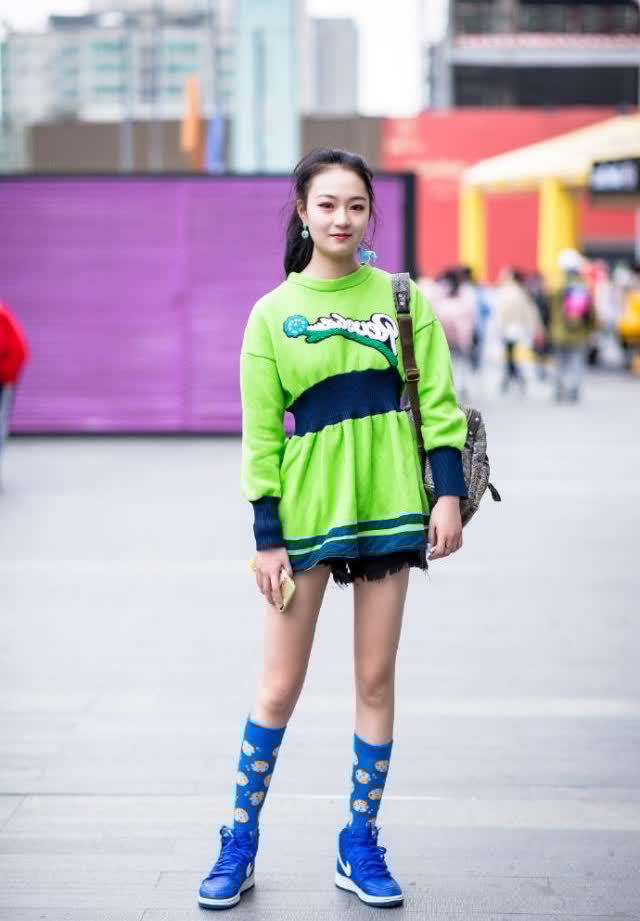 纤瘦|街拍:紧身上衣配灰黑色的短裙,小姐姐的身材高挑纤瘦,简单又时尚