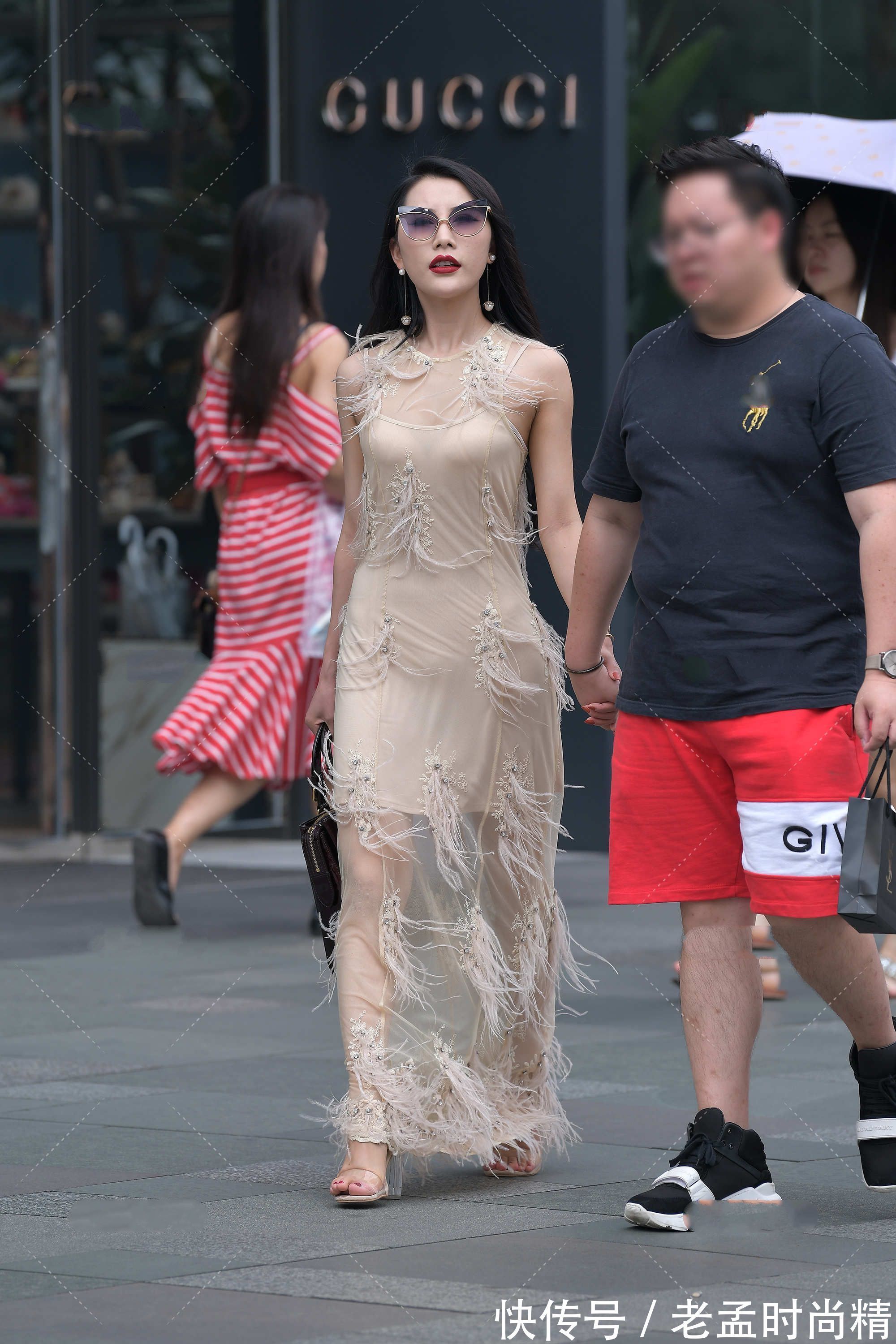 礼服|嫩粉色修身长裙, 利用羽毛打造流苏质感, 仙气飘飘, 满满的高级感