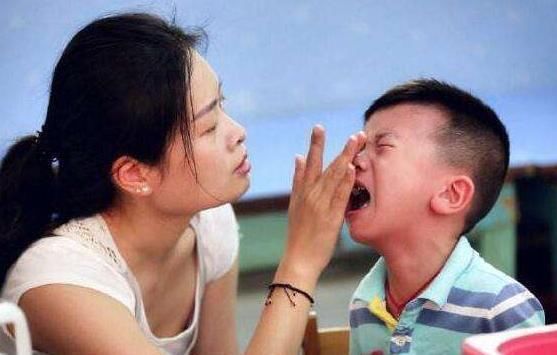 孩子|3岁女儿从幼儿园回家,紧握裤子说不能尿尿,脱下裤子妈妈气炸