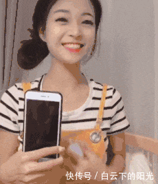 尴尬|姑娘穿旗袍千万要注意坐姿，被别人看光了还不知道，我都替你尴尬