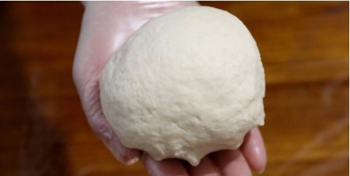 韭菜盒子这么做,薄皮大馅,简单一个步骤韭菜不出水,越吃越香