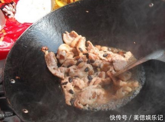 大厨|炒猪肉时，最忌直接“倒油”了，饭店大厨这样炒，猪肉喷香又入味