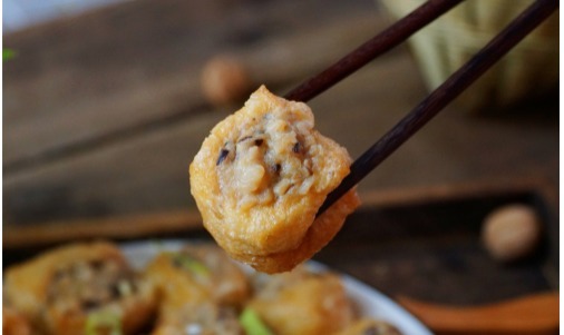 豆腐泡酿|超市遇到这食材别放过,5元买一大包,加肉馅蒸一蒸,米饭不够吃