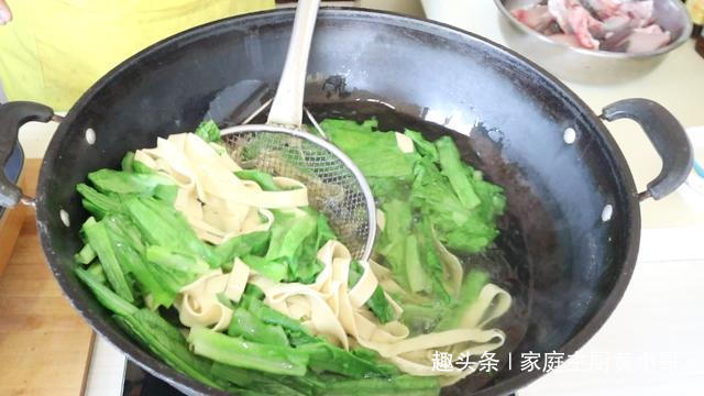 爱吃水煮鱼不会做，大厨详细教你做法步骤，20块钱本钱够全家人吃