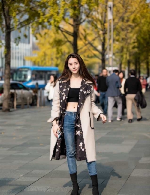 街拍：图1小姐姐这应该是大胆炫腹吧，大衣配美女，好看又时髦