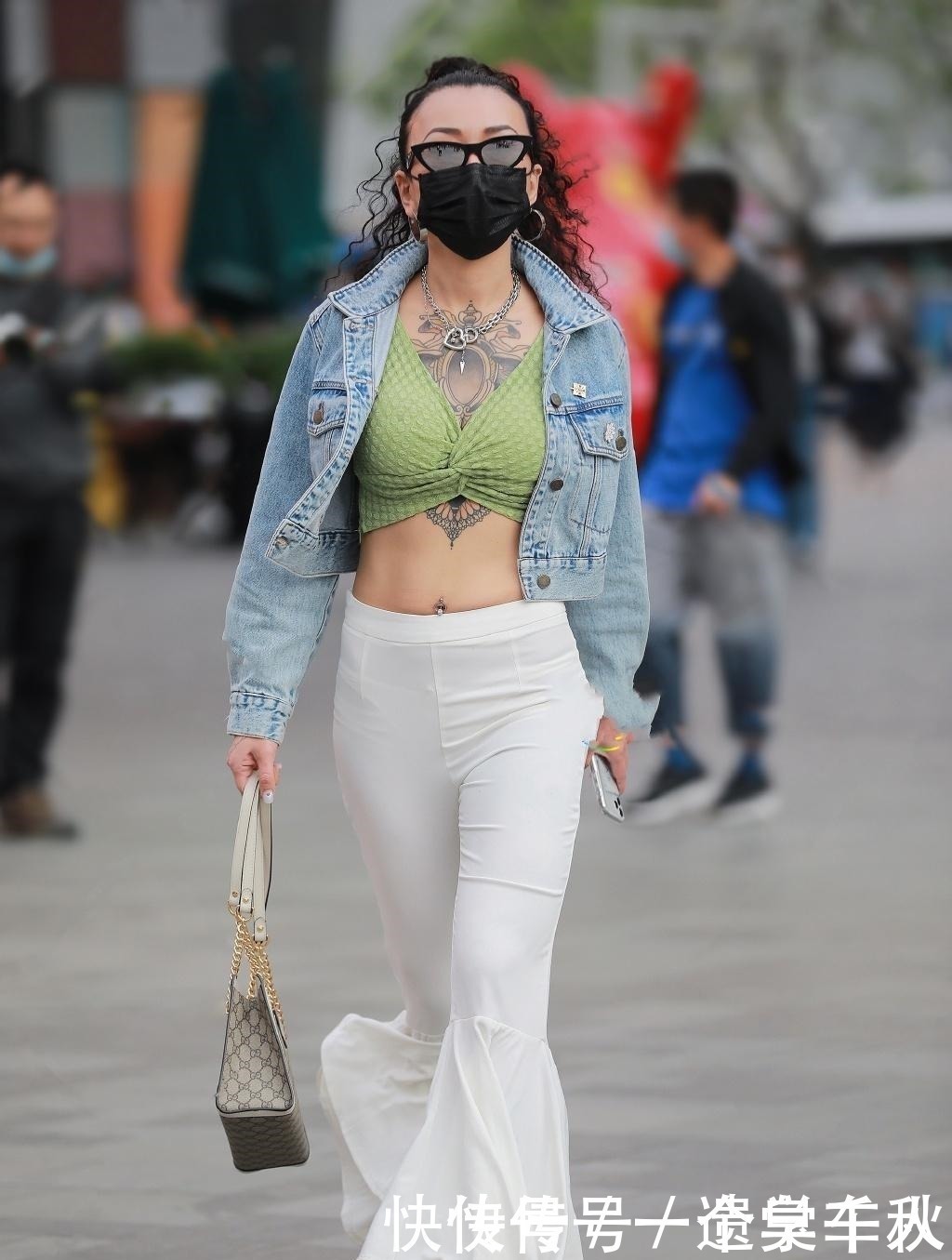 贵妇不走寻常路,别人裙子在腰上穿,她放到脚上都“嫌高”