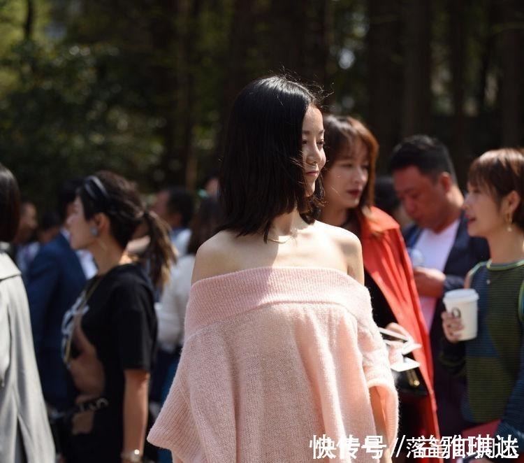抹胸|街拍 粉色抹胸毛衣让美女成了镜头的焦点!