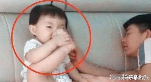 宝爸|年轻爸爸闻了下宝宝小脚,假装被熏晕,宝宝接下来的举动太可爱了