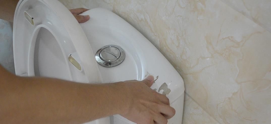 把这2样东西放进马桶里, 马桶不刷也不会脏臭, 看完赶紧去试试