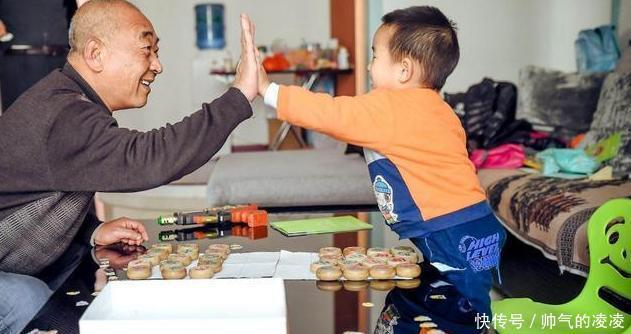 孙子来家蹭吃蹭喝，爷爷忙喊老伴快关门，周围邻居乐得合不拢嘴