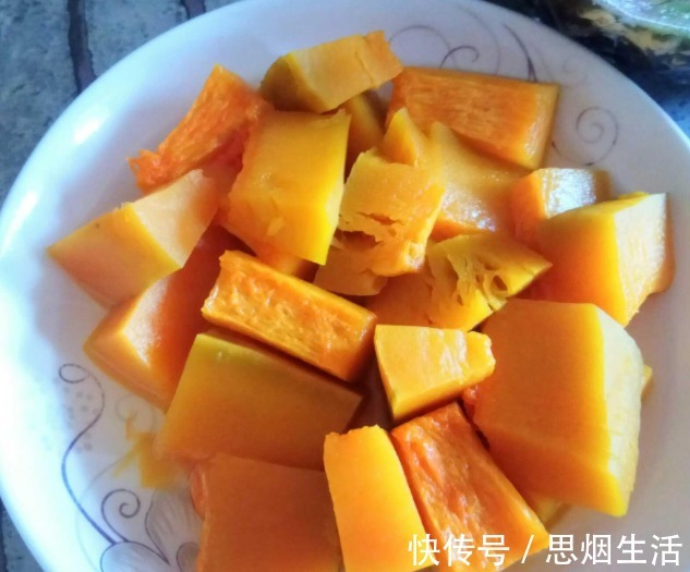 营养|这菜营养很高,大部分人都吃错了,简单烫一烫浇上蜂蜜,香甜爽脆